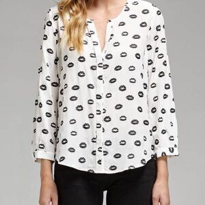Joie SMALL Purine Lip Print 100% Silk Blouse lipstick kiss kissing black white